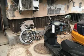 “飞线充电”禁令施行两周 记者走访发现小区私拉电线仍猖獗图片