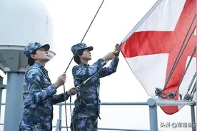 内陆新疆与海军无缘？真想不到：女兵上航母，八千吨军舰已入列图片