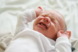 宝宝睡梦中没了呼吸，妈妈哭着道歉却为时已晚，这些错误别再犯图片