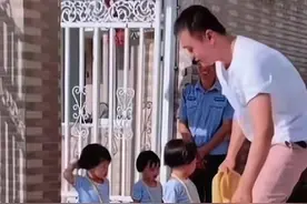 爸爸接孩子放学迟到了，三胞胎女儿扔书包抗议，门卫大爷被逗笑了图片