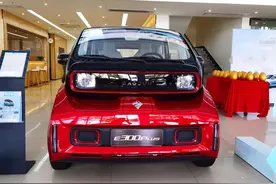 新宝骏E300适合年轻人吗？不烧油一公里6分钱，90后：才7万，真香图片