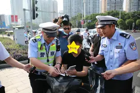 今天，已有多人收到罚单！骑乘绿牌电驴不戴头盔，南宁交警开罚图片