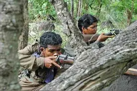 印度游击队深夜反击，端掉印军前哨据点，缴获大量武器弹药图片