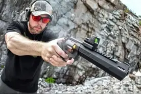 巴西陶鲁斯大口径枪械中的头号力作 能狩猎棕熊的大威力左轮手枪图片