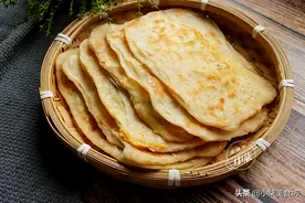 早餐饼独特做法，一折一叠像被子，还能个个鼓大泡，全家人抢着吃图片