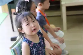 孩子在幼儿园门口哭闹怎么办？3个方法有效帮孩子适应幼儿园生活图片