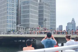 天津一大“奇观”，大爷们排队跳河，大妈也跟着跳图片