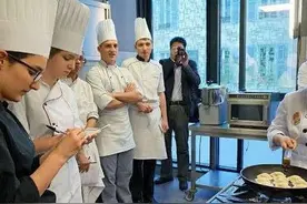 米其林厨师炫耀刀工，面包切88片，却被中国厨师用一块豆腐碾压图片