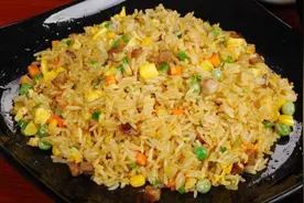 做蛋炒饭时，鸡蛋和米饭哪个先炒？牢记正确做法，米粒金黄又分明图片