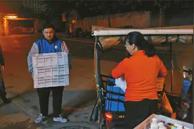 每天工作4小时送200余份牛奶 济南妈妈带自闭症儿子做送奶工图片