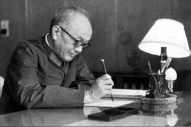 “大官儿”黄克诚，因为戴眼镜儿，彭老总严禁他上前线图片