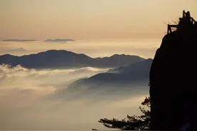 黄山挑山工：一天挑担300斤，每斤1块多，天天爬山几十公里图片