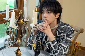 华晨宇红秀大片来袭，头戴条纹兔耳误入花园意境绝美，时尚感绝佳图片