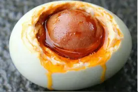 海鸭蛋一戳就流油是因为咸？央视“曝光”了它的秘密图片