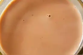 每日厨房记：教你在家如何做出网红焦糖奶茶，快来试试吧！图片