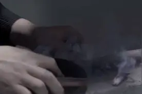 在监狱想抽烟，只能卷纸裹上烟丝，用鞋底搓出火来点燃