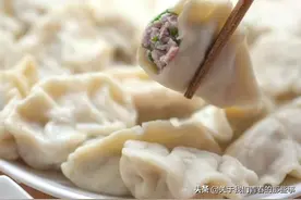 煮冻饺子，用冷水还是热水？用错了水，会破皮露馅，教你正确方法图片