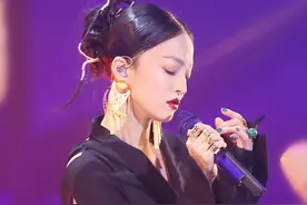 张韶涵太敢穿了，穿绑带衣配“乳胶袜”，网友：太像网游美人图片