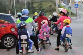 以前的孩子自己上下学，现在的孩子反而要家长接送？原因并非娇气图片