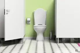 公共厕所的门为什么都要空一截？答案来了图片