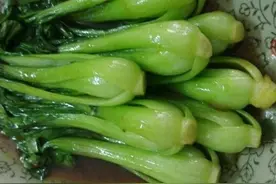 炒上海青要焯水吗？教你正确做法，上海青绿油油，不发黄超爽口图片