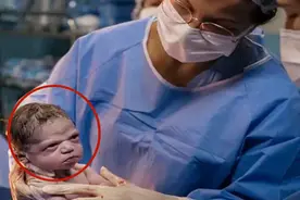 国外女宝出生“摆臭脸”，怒视医生满脸不开心，独特表情走红网络图片