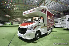 6口人轻松住，隆翠澳式精品C型房车空间够大！高强保温层抗严寒图片