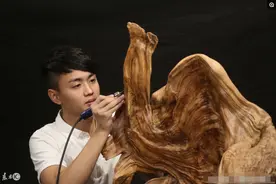 精湛！22岁小伙7年迷恋木雕，雕刻栩栩如生，年收入上百万图片