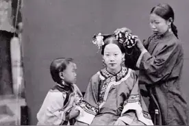 清末老照片，富家小姐一双小脚，宛如三寸金莲，仆人个个面黄肌瘦图片