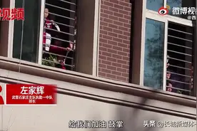 河北小学生趴窗围观武警训练喊加油#：以后我们要去部队找你们图片