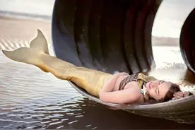 现实生活中的美人鱼：法国女子穿金色人鱼装戏水，与自然融为一体图片