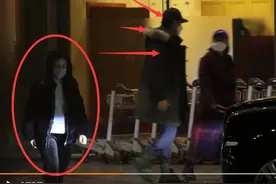 靳东回北京过年，裤子反光超酷炫，老婆李佳亲自接机小细节显默契图片