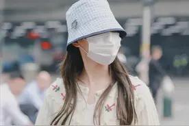 “短款毛衣+高腰裤”今春最流行，显高显瘦很时髦图片