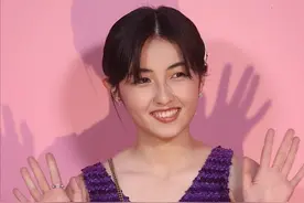 张子枫虽然二十岁了，但还像小孩子，穿紫色服装太可爱了图片