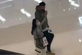 张镇麟带女友逛街，拉手哈气取暖太甜蜜，女友身材火辣家境优越图片