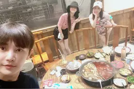 唐嫣产后和中戏校友聚餐，一双筷子腿太抢镜，罗晋贴心订好座位图片