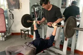 没有跑步机、没有私教费、没有淋浴房、收费极低…… 张立勋坚守“三无”健身房20年 | 体育创客图片