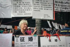 南宁人民公园相亲角火热，曾有5000人参加图片