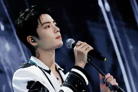 东方卫视春晚顶流云集，肖战出场成收视高峰，怼脸拍实在太养眼图片