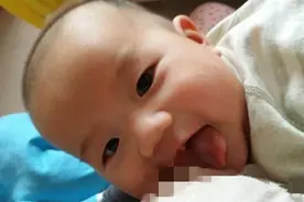 为什么在喂奶时，宝宝总喜欢抬头看着妈妈笑？这几个原因太暖心了图片
