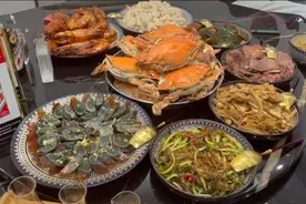 德云社郭氏家宴曝光，张云雷专门晒皮蛋，茅台搭配螃蟹太奢华图片