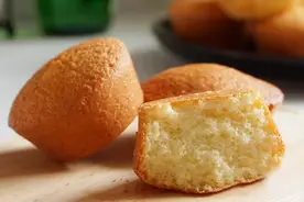 想吃小蛋糕不用买，4个鸡蛋半碗面粉，教你简易做法，蓬松又香甜图片