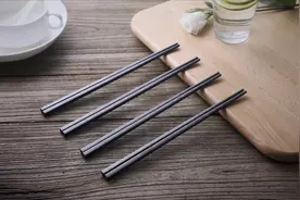 偷国人“又”发明筷子了图片