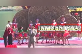 刘恺威近况曝光显落魄，现身农村商演捞金，被指与前妻杨幂差距大图片