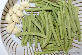 炒豇豆，万万不能直接炒！大厨教你多做一步，翠绿不发黄，又入味图片
