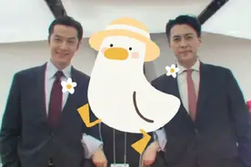 胡歌靳东罕合影！俩男神一个比一个帅，被一女生挽着手臂令人羡慕图片