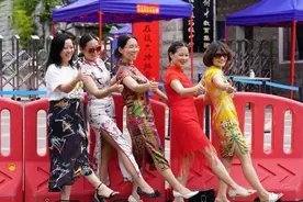 高考“穿旗袍”的爸爸们火了，却引来骂声一片，网友：丢人现眼图片