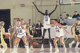 不看照片不敢信，世上还有比姚明更高的球员！NBA一神人臂展2米59图片