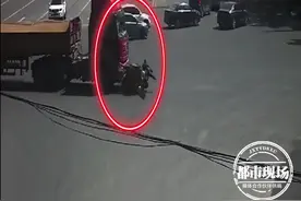 3轮摩托车遭遇大货车，瞬间被撞倒，持续推行近30米图片