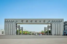 河南学子引以为傲的豪华大学，坐拥24个食堂，图书馆还有机器人图片